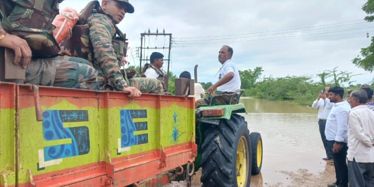 पूरपरिस्थितीमुळे अडकलेल्या ६६ नागरिकांना सुखरूपपणे काढले बाहेर; होमगार्ड जवानांनी लावली जीवाची बाजी