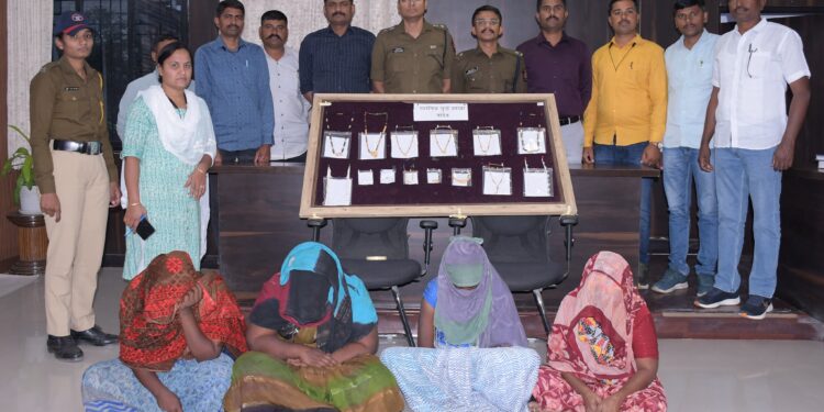 नांदेड जिल्ह्यात बसस्थानकांवर महिलांच्या दागिन्यांवर डल्ला स्थानिक गुन्हे शाखेची मोठी कारवाई पाच लाखांचा मुद्देमाल जप्त