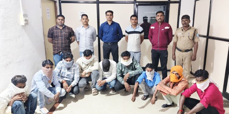 भाग्यनगर पोलिसांची मोठी कारवाई जुगाराच्या अड्ड्यावर छापा टाकून साडेचार लाखांचा मुद्देमाल जप्त