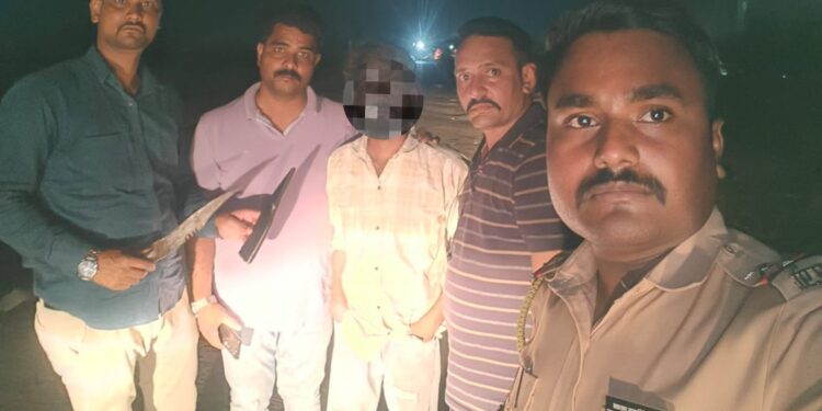 ऑपरेशन क्रॅक डाऊनन नांदेड ग्रामीण पोलिसांची मोठी कारवाई  तलवारीसह तिघांना ठोकल्या बेड्या
