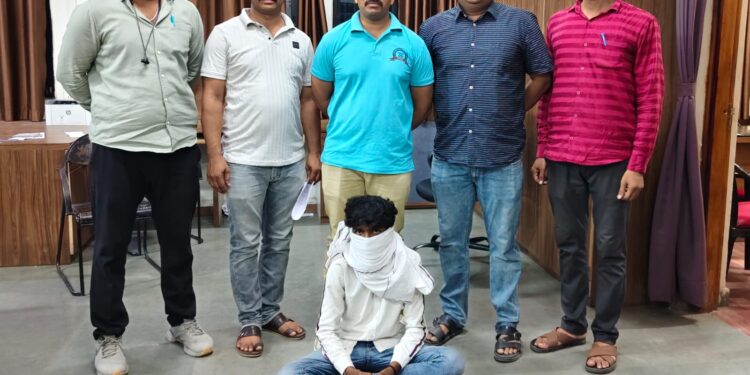 नांदेड पोलिसांची मोठी कारवाई खंडणी आणि जबरी चोरी करणाऱ्या दोन सराईत गुन्हेगारांना स्थानिक गुन्हे शाखेने ठोकल्या बेड्या