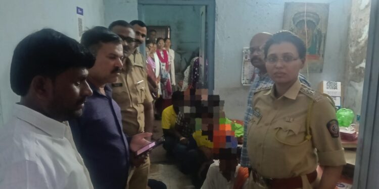 लोहा शहरात तीन अवैध लॉजेसवर पोलिसांची धडक कारवाई १० आरोपींविरुद्ध गुन्हे दाखल