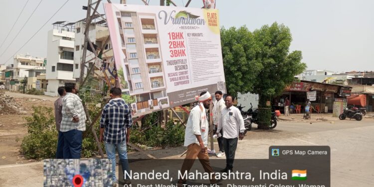 नांदेडमध्ये अनधिकृत होर्डिंग्जवर महापालिकेची धडक कारवाई बिल्डरसह कंत्राटदारावर गुन्हे दाखल