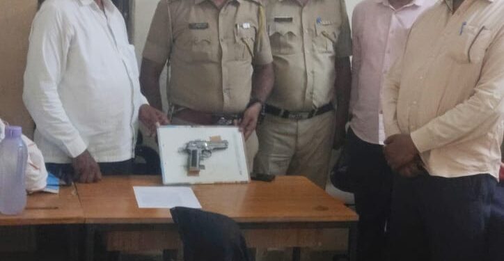 पोलिसांच्या ऑपरेशन क्रॅक डाऊन ला यश&nbsp; तरुणाकडून शस्त्रासारखे पिस्तुल लाइटर जप्त