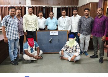 स्थानिक गुन्हे शाखेकडून गावठी पिस्तूल व जिवंत काडतुसांसह दोघांना अटक