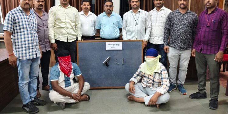 स्थानिक गुन्हे शाखेकडून गावठी पिस्तूल व जिवंत काडतुसांसह दोघांना अटक