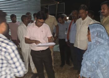 लिंबगावमध्ये जिल्हाधिकाऱ्यांचा मुक्काम ग्रामस्थांशी साधला थेट संवाद