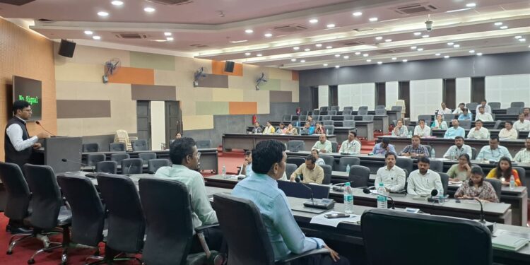 नांदेडमध्ये महसूल अधिकारी अन् कर्मचाऱ्यांसाठी महान्याय शिबीर कायद्याचे धडे गिरवत निर्णय प्रक्रिया होणार गतिमान