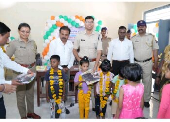 आकर्षक हेडिंग उन्हाळी सुट्टीनंतर पोलीस कॉलनी शाळेत आनंदाची पाऊले शाळा पूर्वतयारी मेळाव्याला पालकांचा उत्स्फूर्त प्रतिसाद