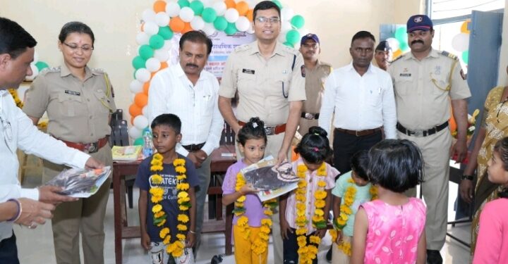 आकर्षक हेडिंग उन्हाळी सुट्टीनंतर पोलीस कॉलनी शाळेत आनंदाची पाऊले शाळा पूर्वतयारी मेळाव्याला पालकांचा उत्स्फूर्त प्रतिसाद