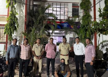 खंजरचा धाक दाखवून १०,५०,००० लाखांची बॅग लुटणारी दरोडेखोरांची टोळी गजाआड