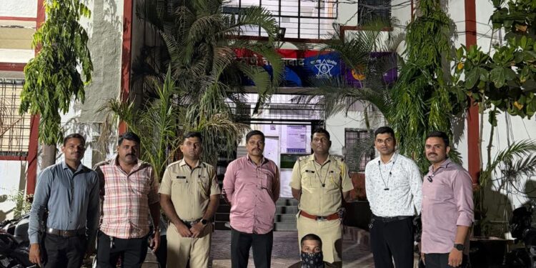खंजरचा धाक दाखवून १०,५०,००० लाखांची बॅग लुटणारी दरोडेखोरांची टोळी गजाआड