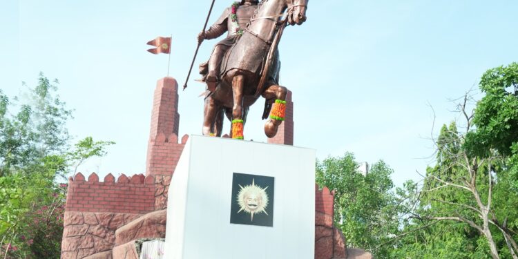 महाराणा प्रतापसिंह यांच्या जयंतीनिमित्त नांदेड महानगरपालिकेच्या वतीने अश्वारुढ पुतळ्यास पुष्पहार अर्पण