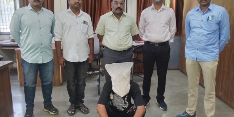 बॅग लिफ्टिंग करणाऱ्या दरोड्याच्या टोळीतील फरार आरोपी अखेर जेरबंद स्थानिक गुन्हे शाखेची कामगिरी