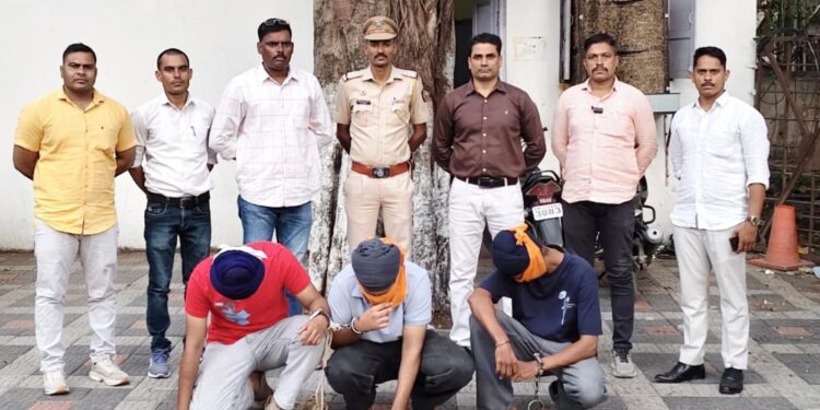 नाकाबंदी दरम्यान पोलिसांच्या अंगावर वाहन घालून जीवे मारण्याचा प्रयत्न ३ आरोपींना कारसह भाग्यनगर पोलिसांनी घेतले ताब्यात