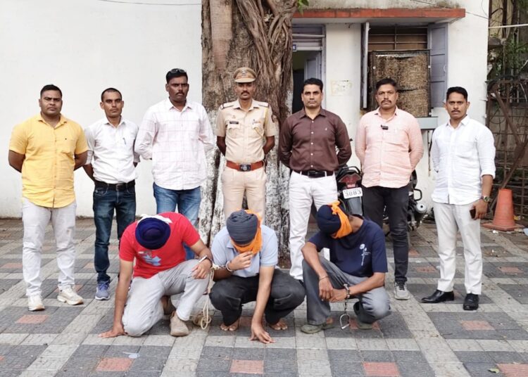 नाकाबंदी दरम्यान पोलिसांच्या अंगावर वाहन घालून जीवे मारण्याचा प्रयत्न ३ आरोपींना कारसह भाग्यनगर पोलिसांनी घेतले ताब्यात
