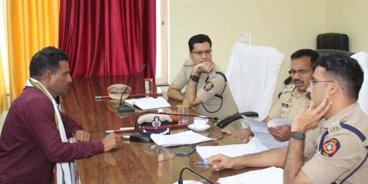 हिंगोलीत पोलीस उप महानिरीक्षक शहाजी उमाप यांनी साधला तक्रारदारांशी थेट संवाद