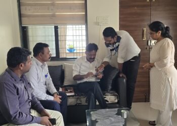 SIR अंतर्गत अप्पर जिल्हाधिकाऱ्यांची प्रत्यक्ष पाहणी सोमेश कॉलनीतील मतदारांच्या घरी जाऊन घेतले फॉर्म भरून