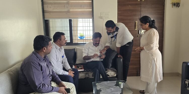 SIR अंतर्गत अप्पर जिल्हाधिकाऱ्यांची प्रत्यक्ष पाहणी सोमेश कॉलनीतील मतदारांच्या घरी जाऊन घेतले फॉर्म भरून