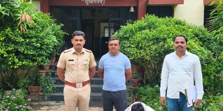 इब्राहिमपूर येथे छापा टाकून १०,२१५ रुपयांचा प्रतिबंधित गुटखा जप्त एकावर गुन्हा दाखल