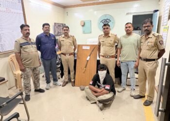 नांदेडमध्ये दहशत माजवण्याच्या तयारीत असलेल्या तरुणाला इतवारा पोलिसांनी घेतले ताब्यात ३३ इंची धारदार तलवार जप्त
