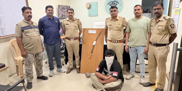 नांदेडमध्ये दहशत माजवण्याच्या तयारीत असलेल्या तरुणाला इतवारा पोलिसांनी घेतले ताब्यात ३३ इंची धारदार तलवार जप्त