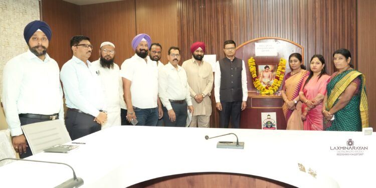 महानगरपालिकेत प्रज्ञाचक्षू संत गुलाबराव महाराज यांना जयंतीनिमित्त अभिवादन