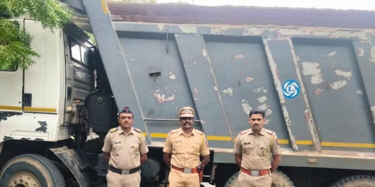 विनापरवाना अवैध रेती वाहतूक करणारा हायवा जप्त २०.४९ लाखांचा मुद्देमाल जप्त
