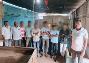 किनवटमध्ये बनावट तंबाखूजन्य पदार्थ तयार करणाऱ्या अड्ड्यावर पोलिसांचा छापा ५१,४२० रुपयांचा मुद्देमाल जप्त ७ जणांवर गुन्हा दाखल