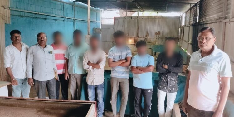 किनवटमध्ये बनावट तंबाखूजन्य पदार्थ तयार करणाऱ्या अड्ड्यावर पोलिसांचा छापा ५१,४२० रुपयांचा मुद्देमाल जप्त ७ जणांवर गुन्हा दाखल
