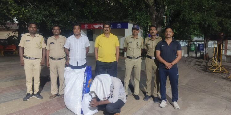 अवैध धंद्यांवर मुखेड पोलिसांचा मोठा प्रहार रेती आणि गुटखा तस्करांवर धडक कारवाई ३५ लाख ५९ हजारांचा मुद्देमाल जप्त