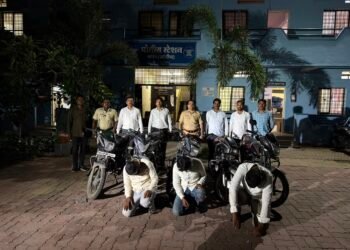 धडक कारवाई नांदेडमध्ये तिरट जुगार अड्ड्यावर पोलिसांचा छापा ५ लाखांच्या मुद्देमालासह ८ जुगारी गजाआड