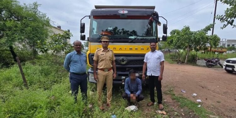 रामतीर्थ पोलिसांची मोठी कारवाई अवैध वाळू वाहतूक करणारा हायवा पकडला ४० लाख २० हजारांचा मुद्देमाल जप्त
