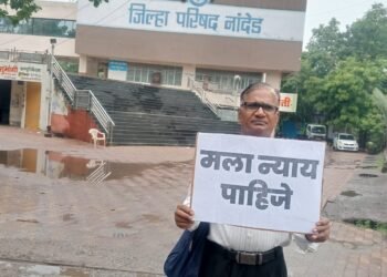 माळेगाव यात्रा अग्रिम समायोजन प्रकरण झेडपीच्या अन्यायकारक कारवाईविरोधात कर्मचाऱ्याचा जिल्हा परिषदेसमोर खडा सत्याग्रह