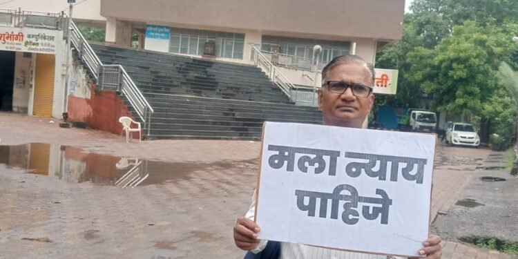 माळेगाव यात्रा अग्रिम समायोजन प्रकरण झेडपीच्या अन्यायकारक कारवाईविरोधात कर्मचाऱ्याचा जिल्हा परिषदेसमोर खडा सत्याग्रह