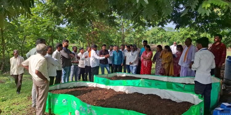नगारवाडीच्या जायभाये कुटुंबाचा सेंद्रिय शेतीतील ‘यशस्वी पॅटर्न जिल्हाधिकारी राहुल कर्डिले यांच्याकडून कौतुक