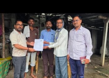 तहसीलदार विनोद गुंडमवार यांनी केली मतदारांच्या घरी प्रत्यक्ष भेट नागरिकांना सहकार्याचे आवाहन