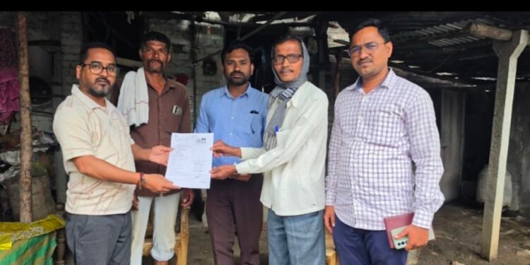तहसीलदार विनोद गुंडमवार यांनी केली मतदारांच्या घरी प्रत्यक्ष भेट नागरिकांना सहकार्याचे आवाहन