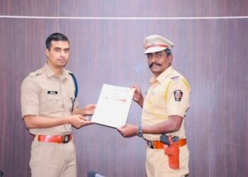कर्तव्याचा गौरव देगलूरचे पोलीस निरीक्षक बोलमवाड साहेबांचा पोलीस अधीक्षक निलाभ रोहन यांच्या हस्ते विशेष सन्मान