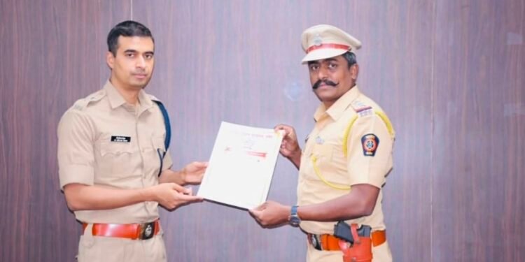 कर्तव्याचा गौरव देगलूरचे पोलीस निरीक्षक बोलमवाड साहेबांचा पोलीस अधीक्षक निलाभ रोहन यांच्या हस्ते विशेष सन्मान