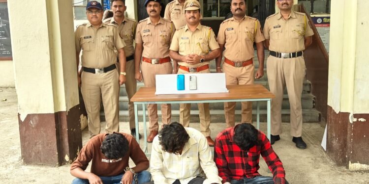 नांदेड मध्ये जबरी चोरीचा गुन्हा २४ तासांत उघड विमानतळ गुन्हे शोध पथकाकडून ३ आरोपींना बेड्या मुद्देमाल हस्तगत