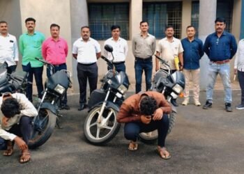 स्थानिक गुन्हे शाखेची धडक कारवाई दुचाकी चोरणारी टोळी जेरबंद २ लाख १५ हजार रुपयांच्या ४ गाड्या जप्त