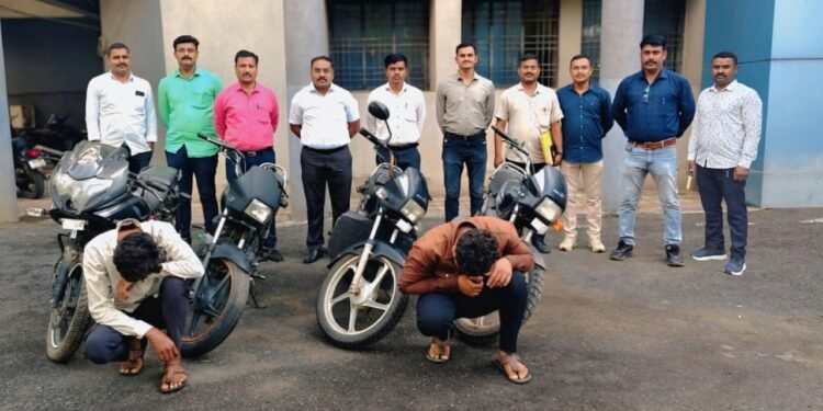 स्थानिक गुन्हे शाखेची धडक कारवाई दुचाकी चोरणारी टोळी जेरबंद २ लाख १५ हजार रुपयांच्या ४ गाड्या जप्त