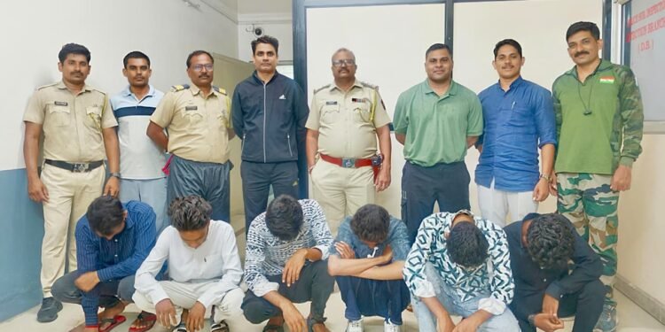 नांदेड पोलिसांचे रात्रभर धाडसत्र काँम्बिंग ऑपरेशन राबवून सराईत गुन्हेगारांवर मोठी कारवाई