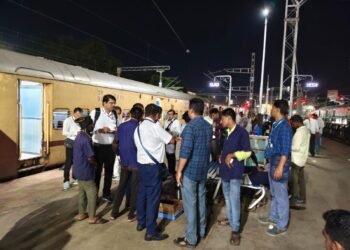 नांदेड विभागात रेल्वे प्रशासनाची धडक कारवाई एकाच दिवसात १,०८७ विनातिकीट प्रवासी गळाला ६ लाखांचा दणकट महसूल वसूल