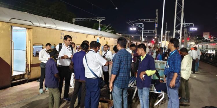 नांदेड विभागात रेल्वे प्रशासनाची धडक कारवाई एकाच दिवसात १,०८७ विनातिकीट प्रवासी गळाला ६ लाखांचा दणकट महसूल वसूल