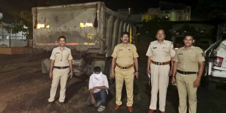 मुखेड पोलिसांची नरसी-मुखेड रस्त्यावर मोठी कारवाई ४०.२५ लाखांचा मुद्देमाल जप्त
