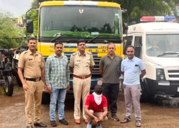 कंधार पोलिसांचा अवैध रेती वाहतुकीवर दणका हायवासह ४ लाख २५ हजार रुपयांचा मुद्देमाल जप्त