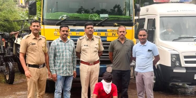 कंधार पोलिसांचा अवैध रेती वाहतुकीवर दणका हायवासह ४ लाख २५ हजार रुपयांचा मुद्देमाल जप्त