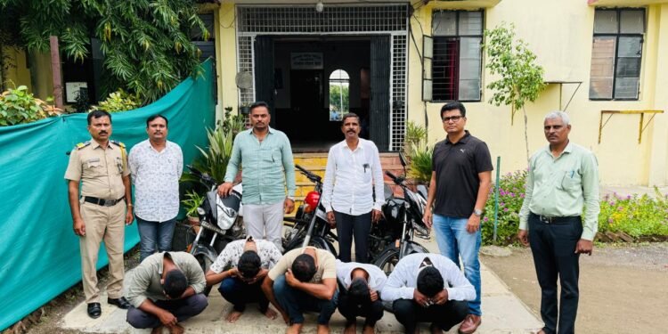कुंटूर पोलिसांचा तिर्रट जुगार अड्ड्यावर छापा ५ आरोपींना अटक ३ लाख १३ हजारांचा मुद्देमाल जप्त